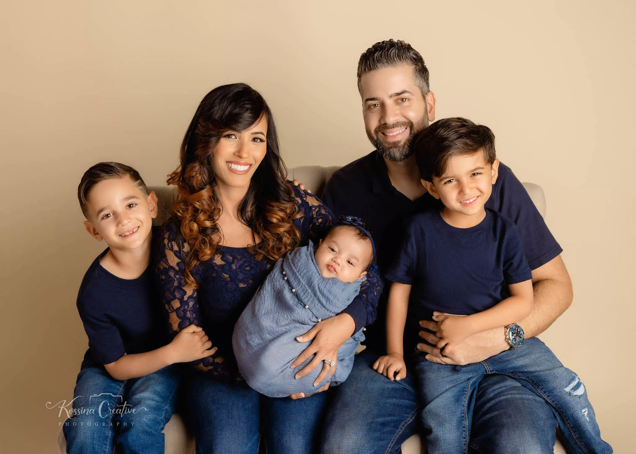 Orlando Family Newborn Photographer Baby Kid Photo studio family of five navy blue sitting on couch mom dad brothers baby sister siblings