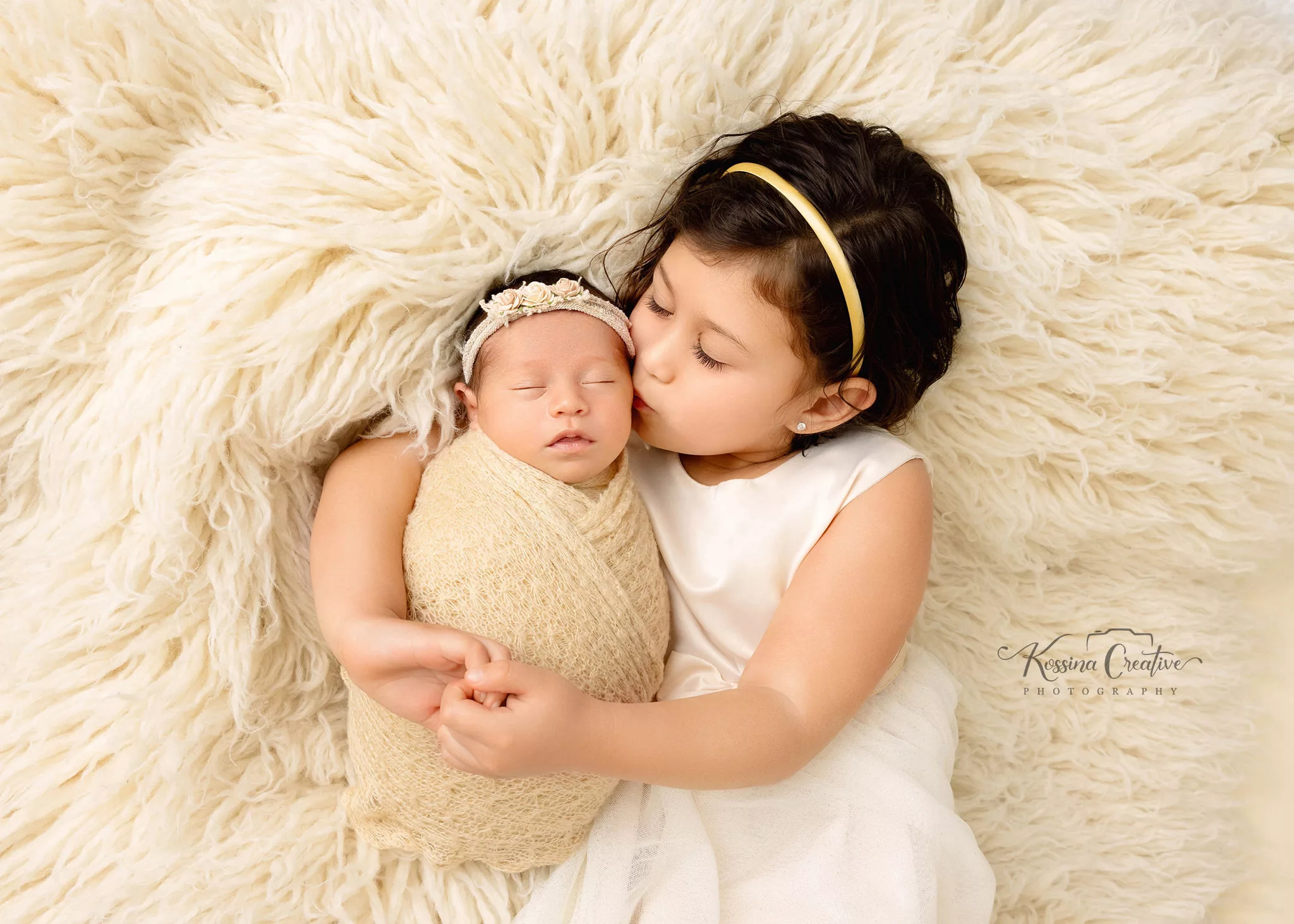 Orlando Family Newborn Photographer Baby Kid Photo studio big sister kiss baby sister cream fur