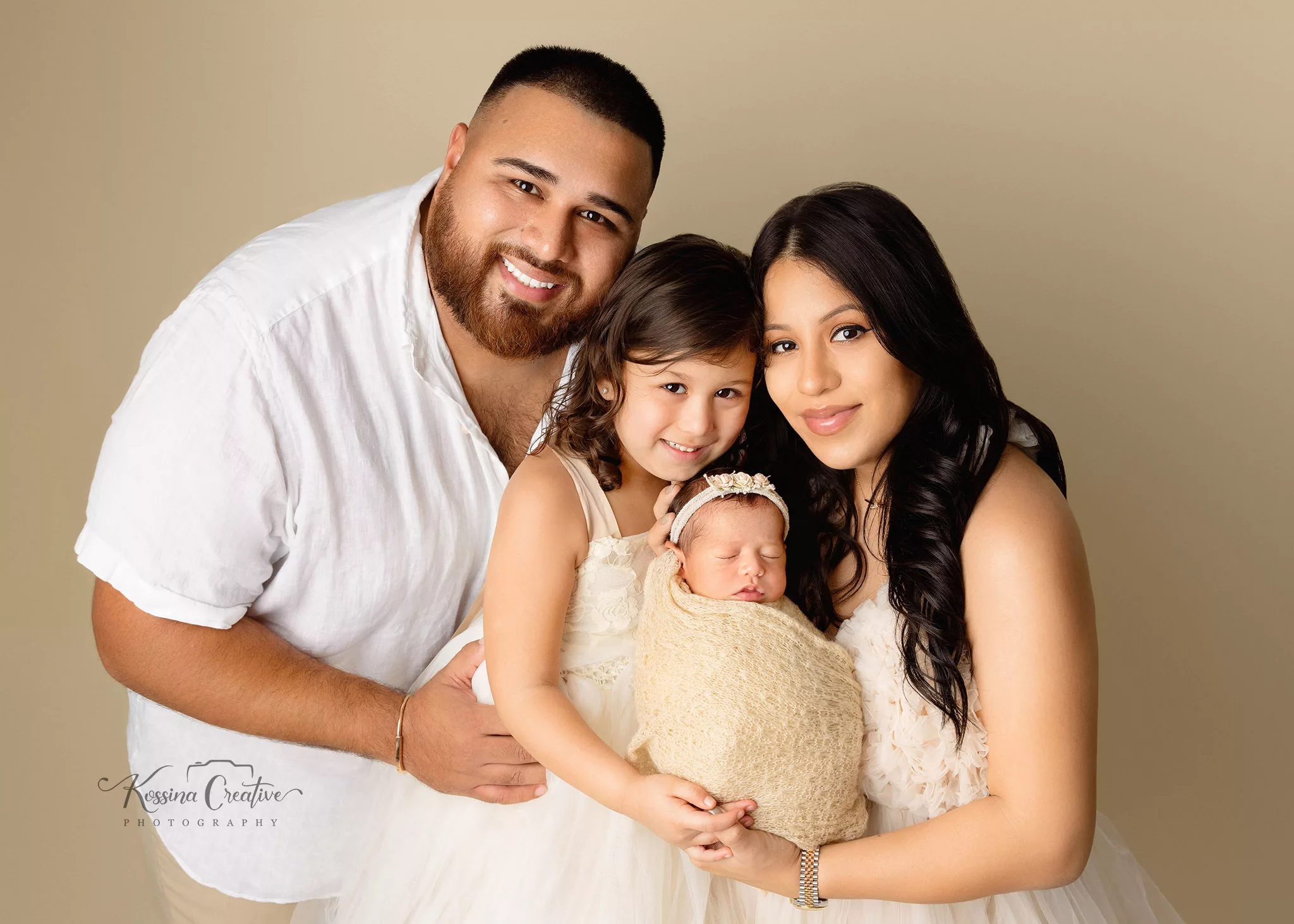 Orlando Family Newborn Photographer Baby Kid Photo studio mom dad big sister baby sister family cream white photos