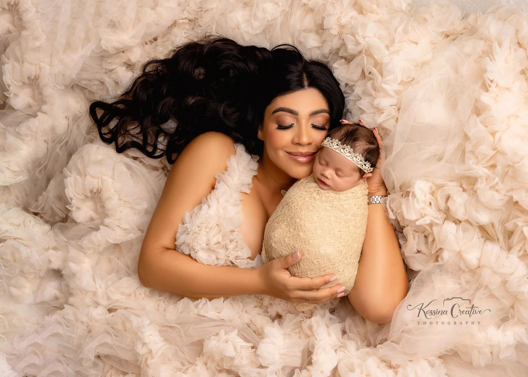 Orlando Family New born Photographer Baby Kid Photo studio mommy and me snuggle laying down cream poofy dress