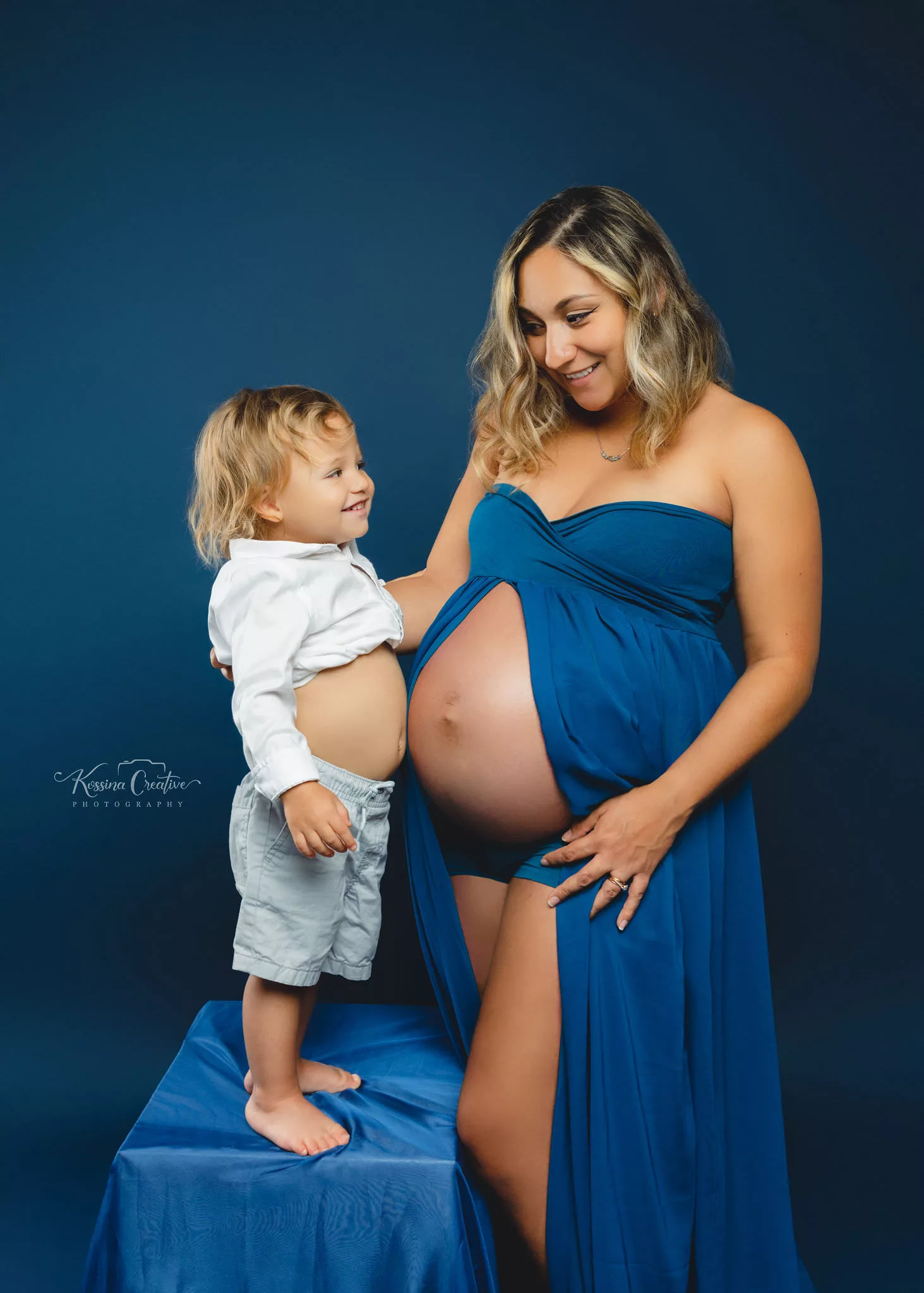 Orlando Family photography maternity family photo mommy and child with blue background and dress