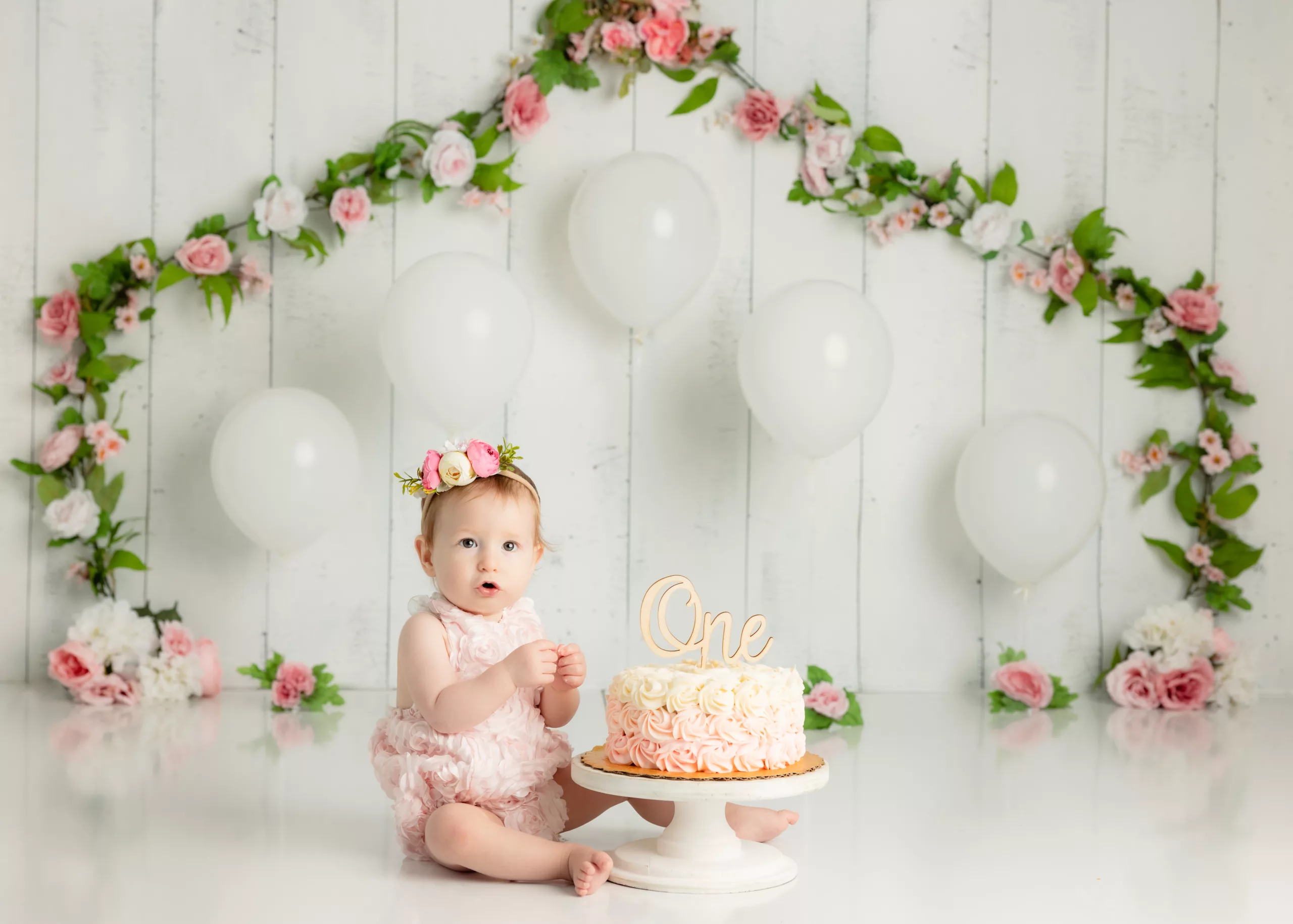 Orlando Girl Cake Smash 1st Birthday Photographer Photo Studio white pallet wood flower cake pink flowers white balloons