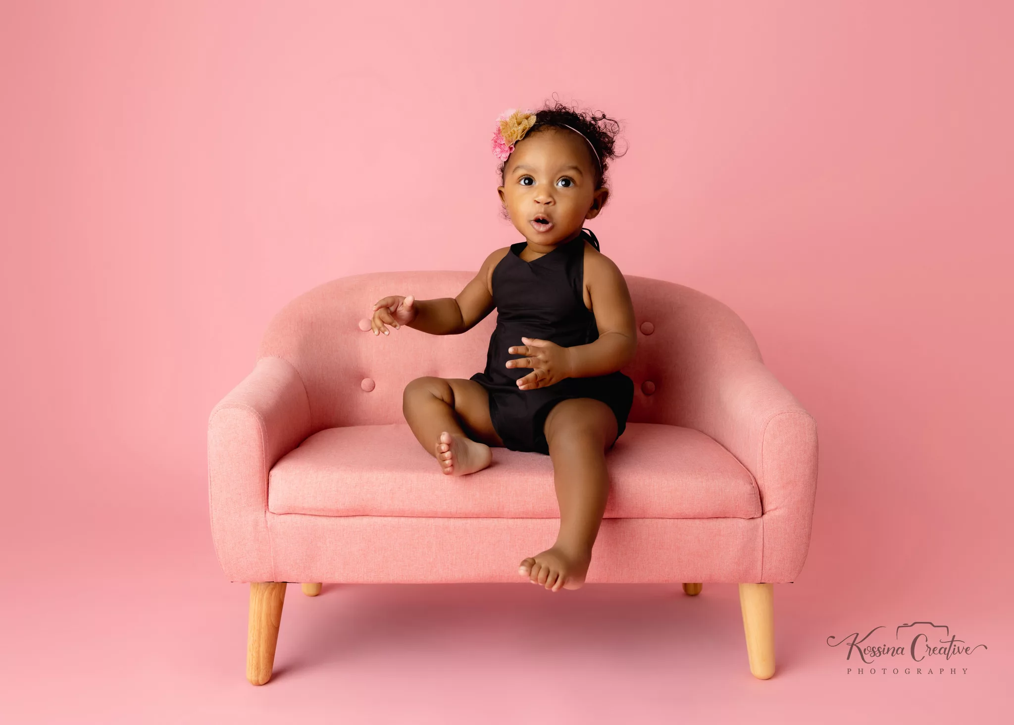 Orlando Girl. Cake Smash 1st Birthday Photographer Photo Studio pink couch pink background