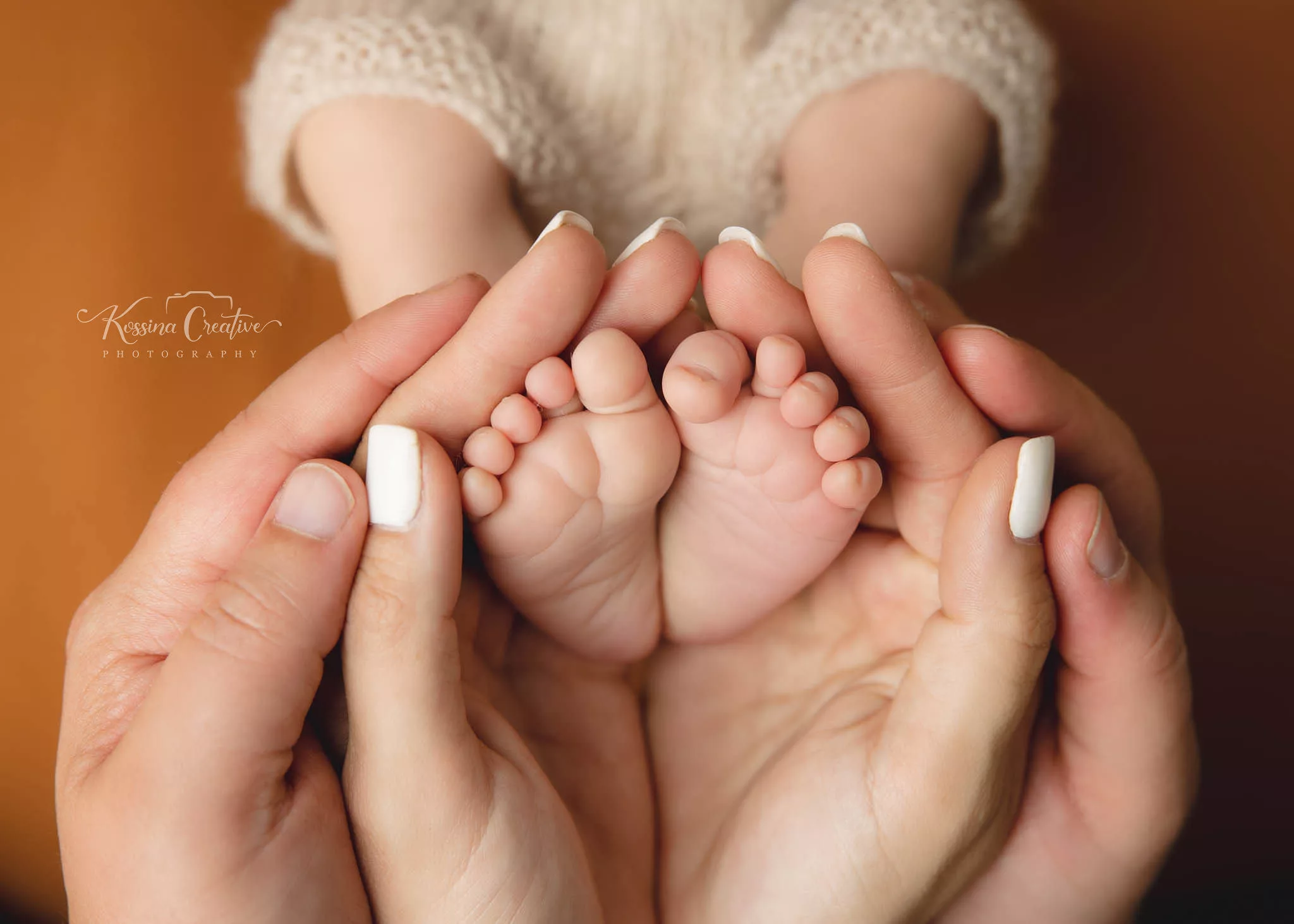 Orlando Newborn Photographer Photo Studio Baby Boy baby feet in hands