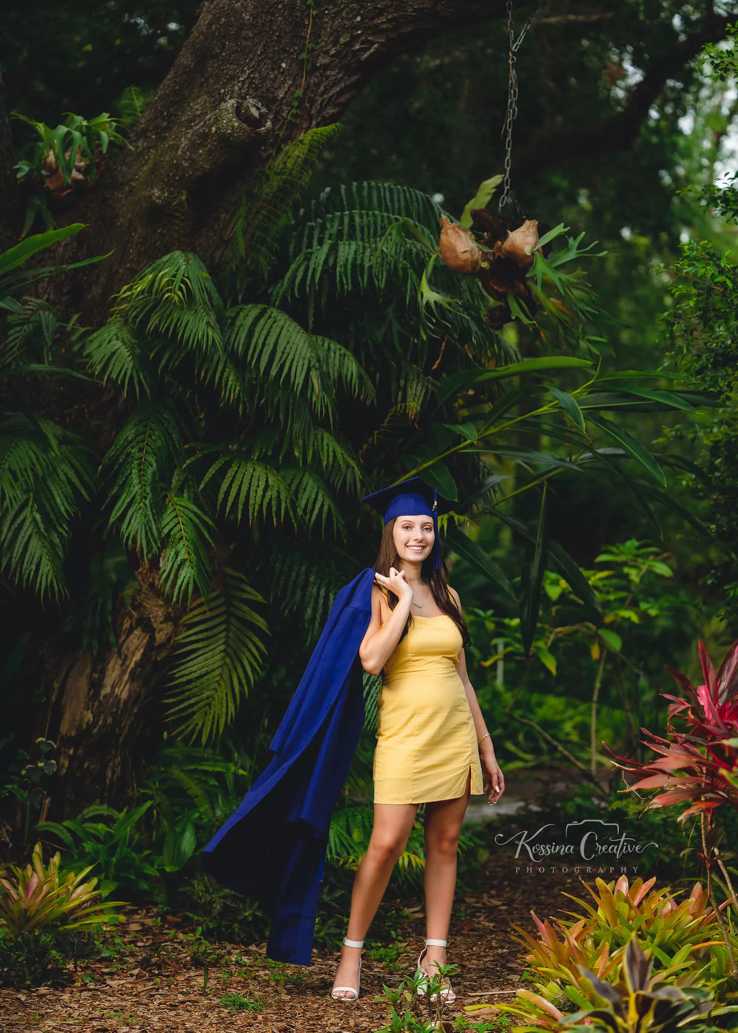 Orlando Outdoor Senior portrait photographer graduation photos cap and gown